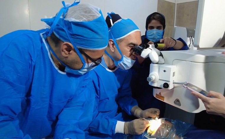 افق جدیدی در درمان قوز قرنیه و حفظ بینایی بیماران؛ اولین عمل CAIRS 360 درجه با کراس لینک مضاعف به وسیله پاکِت فمتوسکند در بیمارستان فارابی 